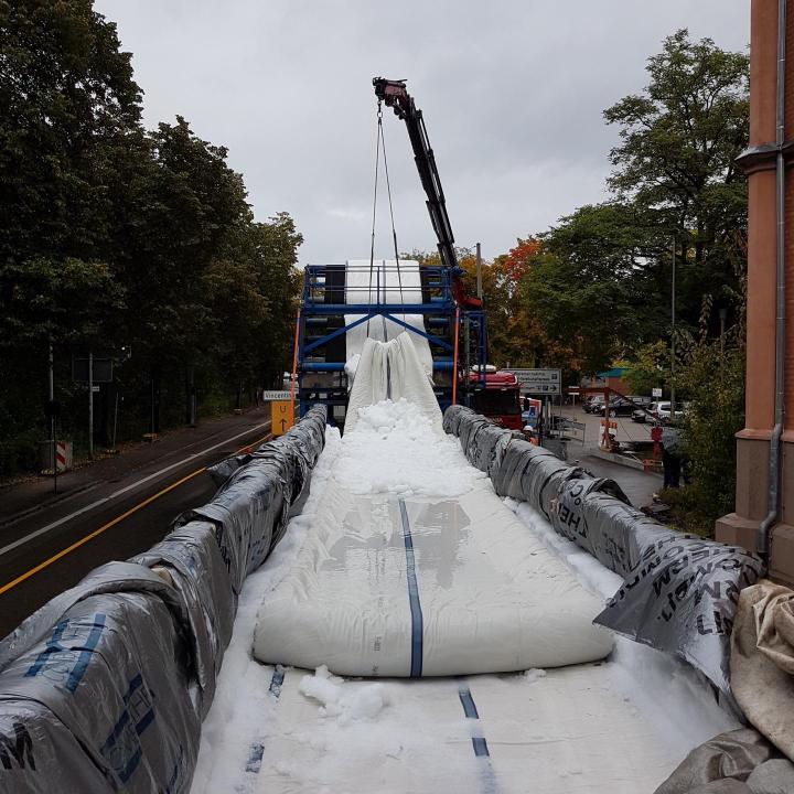Einbau der Schlauchliner vom Tieflader mittels Kran und Förderband Einbau der Schlauchliner vom Tieflader mittels Kran und Förderband