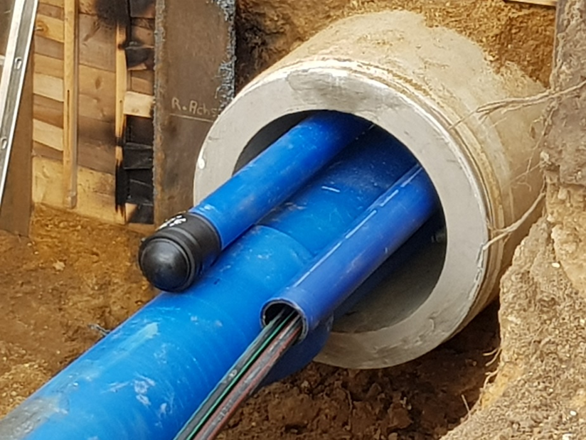 Reinwasserleitung mit Steuerkabeln im Schutzrohr