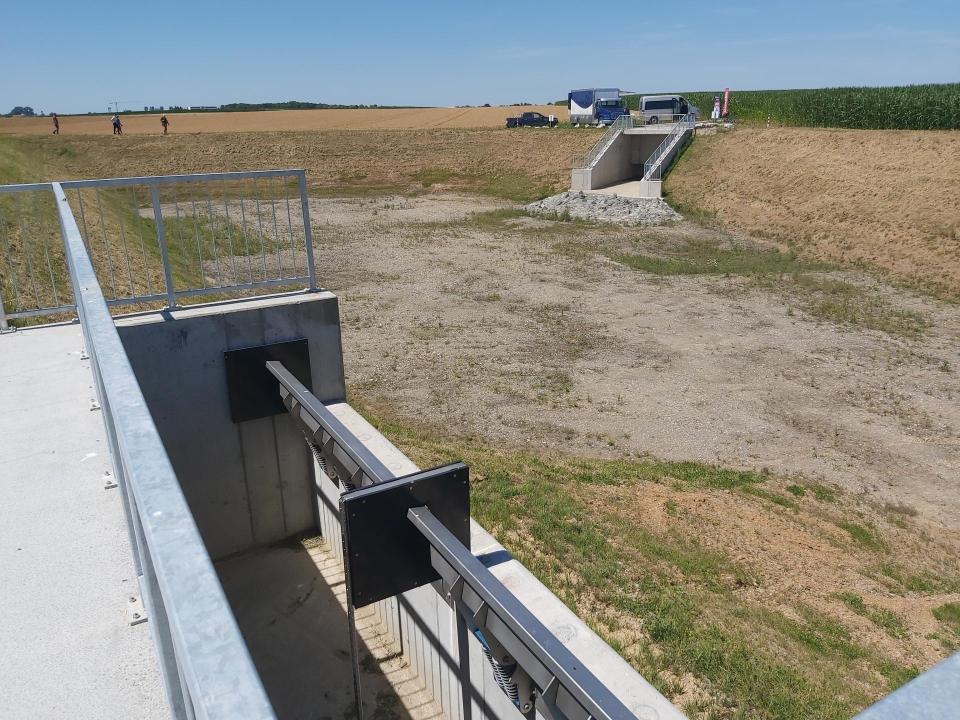 Blick vom Entlastungbauwerk mit Federstauklappe zum Einlaufbauwerk