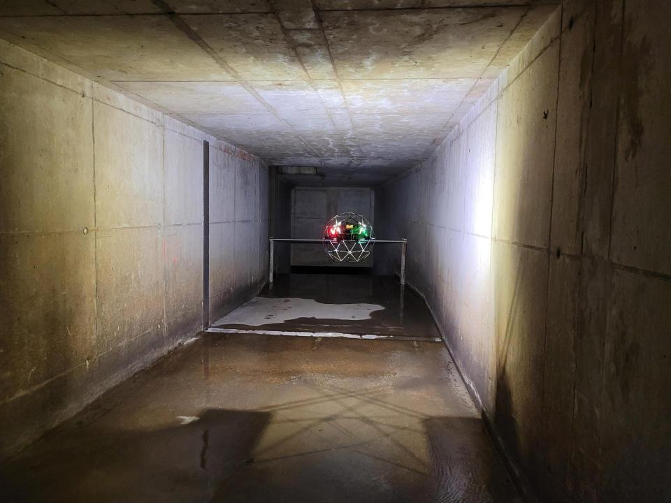 Drohne im Flugeinsatz in einem Regenauslasskanal