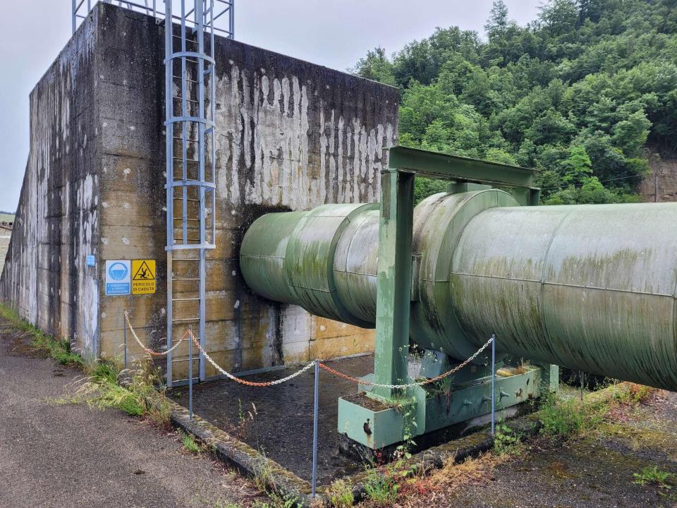 Übergang zwischen über- / unterirdischer Verlegung mit großem Widerlagerblock
