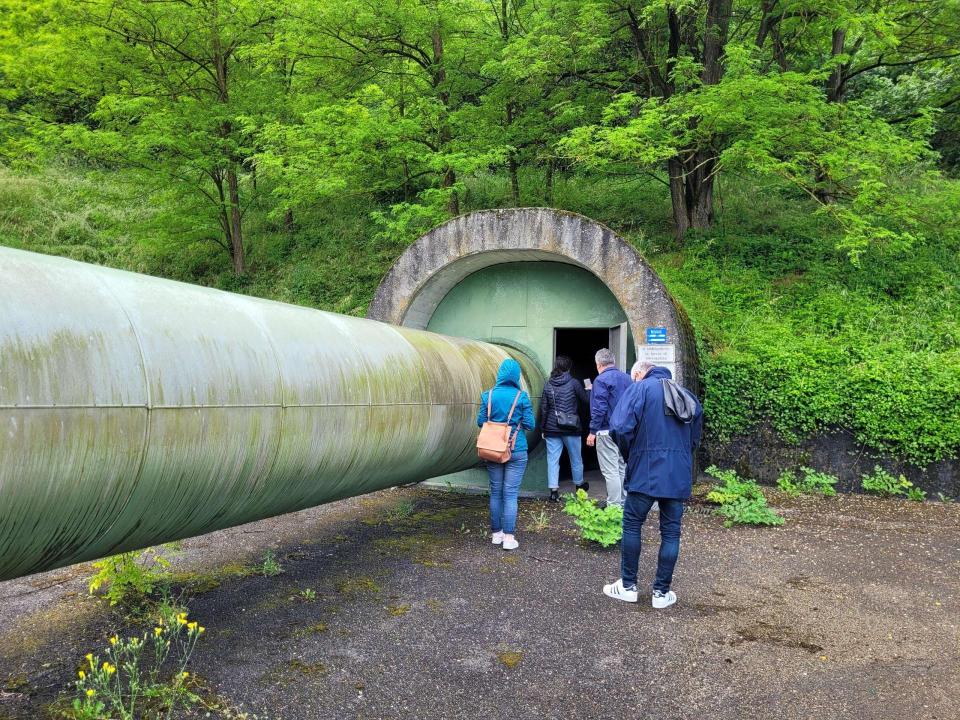 Beginn eines Streckenabschnitts in einem langen Stollen