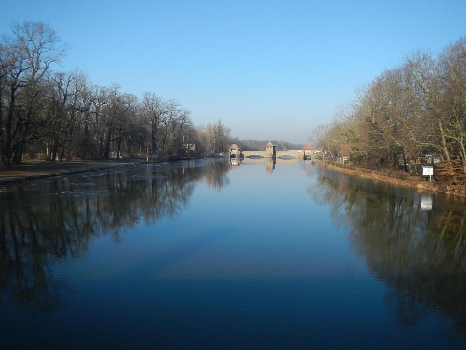 Idyllische Parklandschaft des Klingerhains mit Elsterflutbett