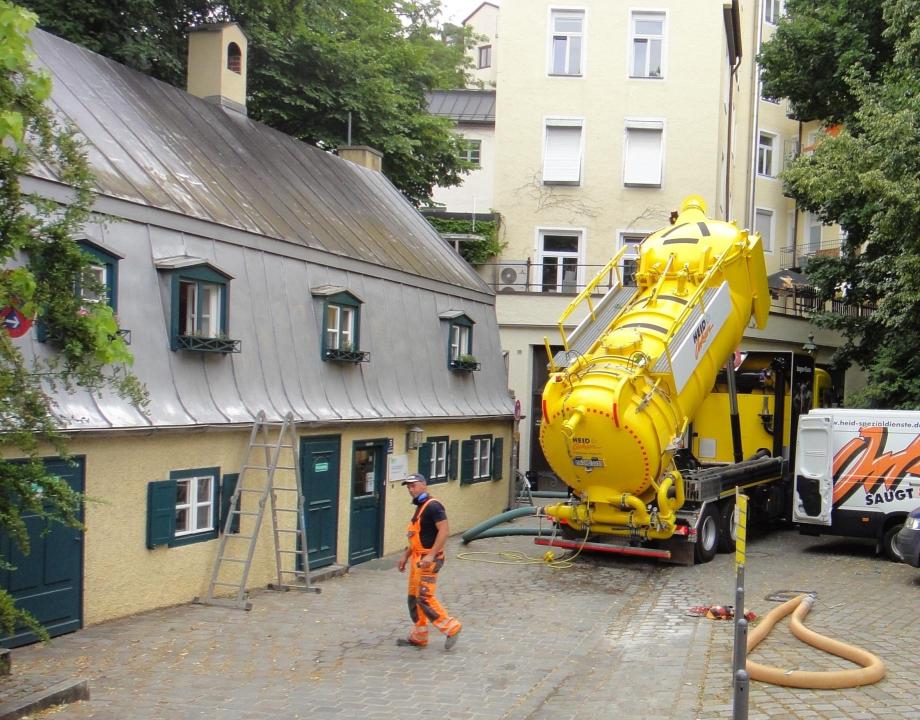 Spezialfahrzeug zum Kieseinblasen in historischem Umfeld