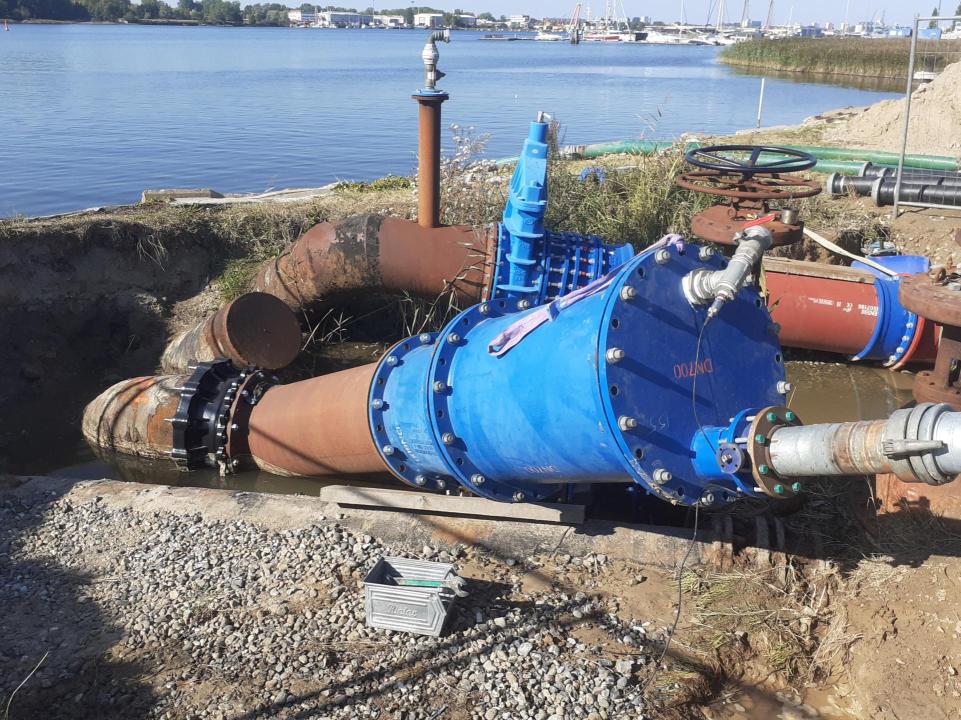 Molchschleuse zur Einführung des „Acquarius“ am Ostufer der Warnow